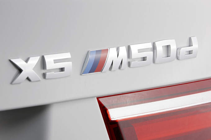 01-2012-BMW-X5-M50d-Typenschild-fotoshowImage-e542d3ad-564809.jpg