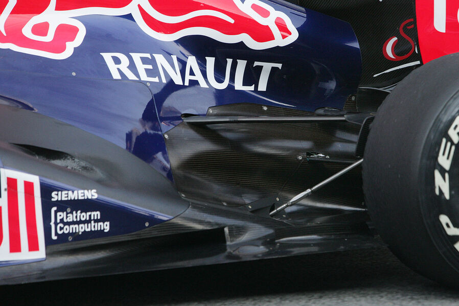 06-2012-2012-Red-Bull-Auspufftrick-Valencia-19-fotoshowImageNew-a6f03bec-608448.jpg