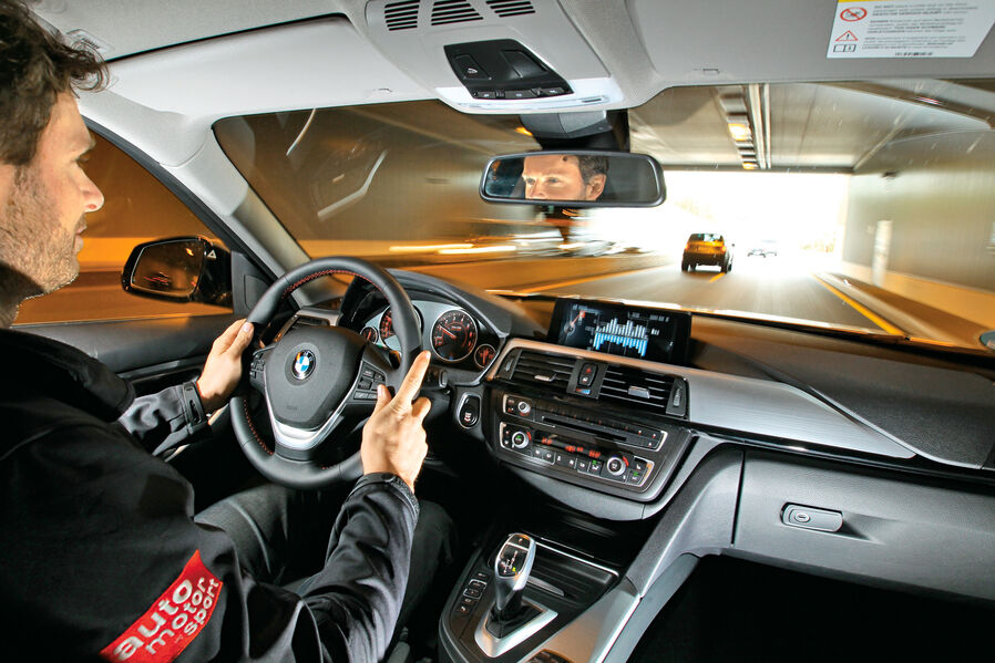 BMW-Active-Hybrid-3-Toyota-Prius-Plug-in-Hybrid-Cockpit-19-fotoshowImageNew-e2cc3069-639575.jpg