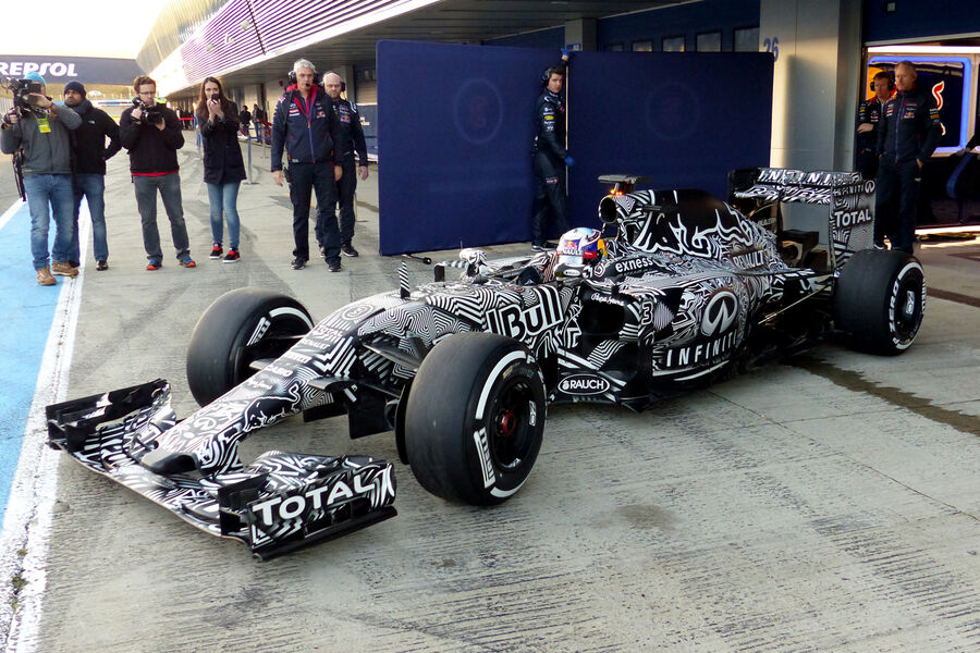 Daniel-Ricciardo-Red-Bull-Formel-1-Test-
