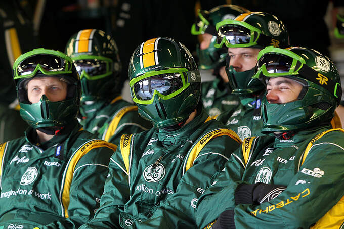 Formel-1-Test-Barcelona-01-03-2012-Mechaniker-Caterham-fotoshowImage-a0275e3b-574217.jpg