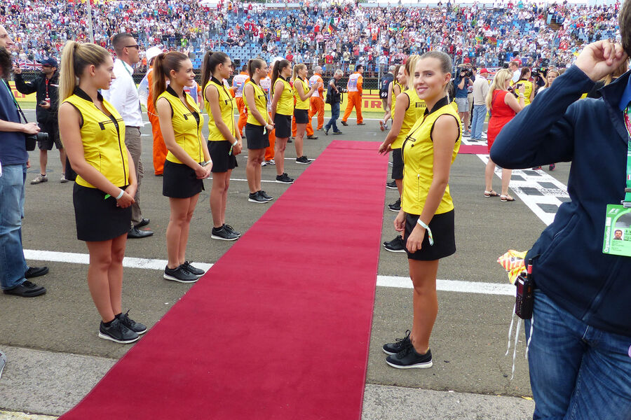[Imagen: Grid-Girls-GP-Ungarn-2015-Budapest-fotos...885383.jpg]
