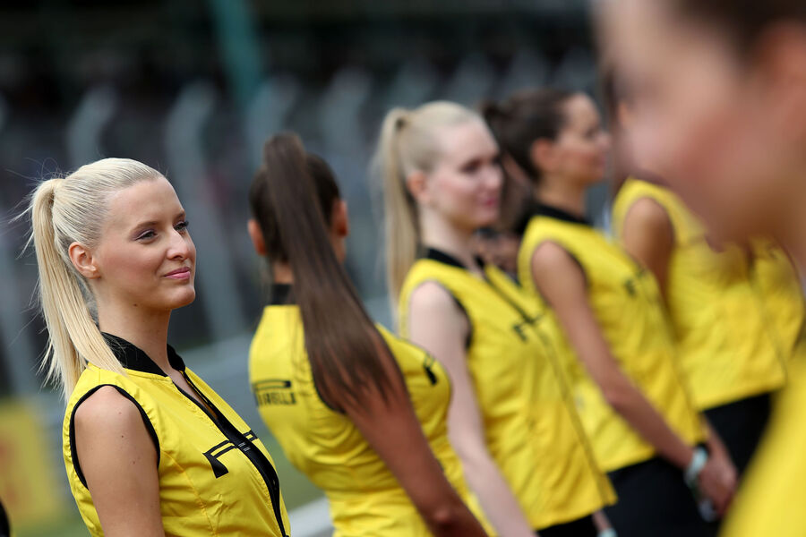 [Imagen: Grid-Girls-GP-Ungarn-2015-Budapest-fotos...885419.jpg]