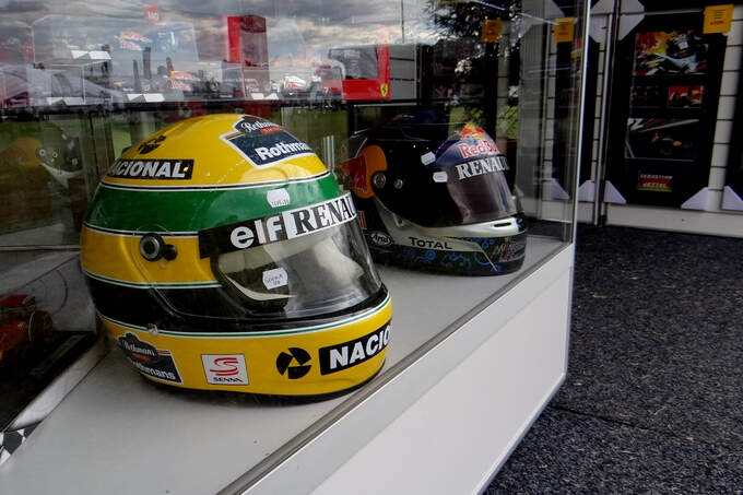 Helme-von-Vettel-amp-Senna-GP-Australien-Melbourne-15-Maerz-2012-fotoshowImage-9c3aabe5-579665.jpg