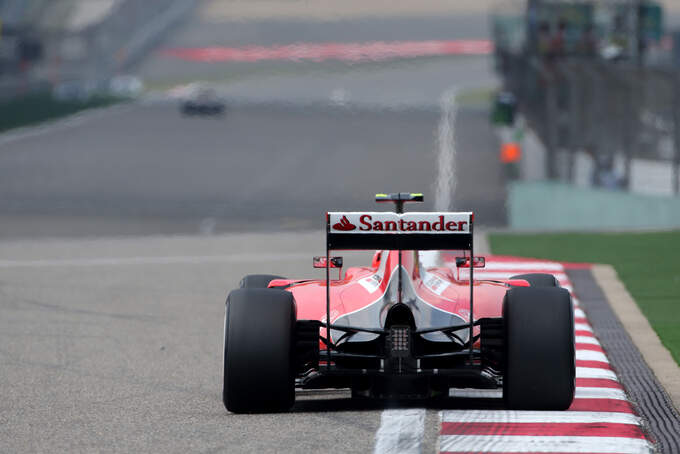 Kimi-Raeikkoenen-Ferrari-Formel-1-GP-China-Shanghai-10-April-2015-fotoshowImage-71f2ab35-856294.jpg