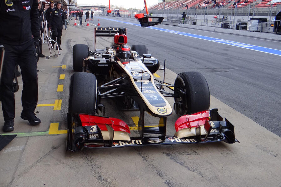 Kimi-Raeikkoenen-Lotus-Formel-1-Test-Barcelona-19-Februar-2013-19-fotoshowImageNew-1c83255f-662087.jpg