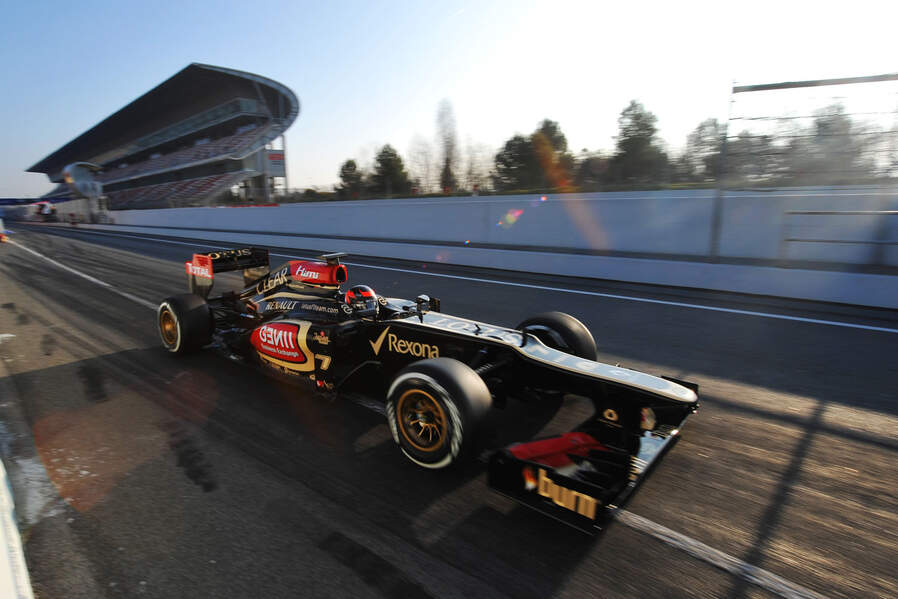 Kimi-Raeikkoenen-Lotus-Formel-1-Test-Barcelona-20-Februar-2013-19-fotoshowImageNew-e94a7e70-662660.jpg