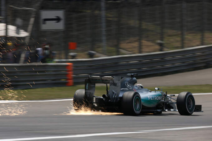 Lewis-Hamilton-Mercedes-Formel-1-GP-China-Shanghai-11-April-2015-fotoshowImage-df32a698-856477.jpg