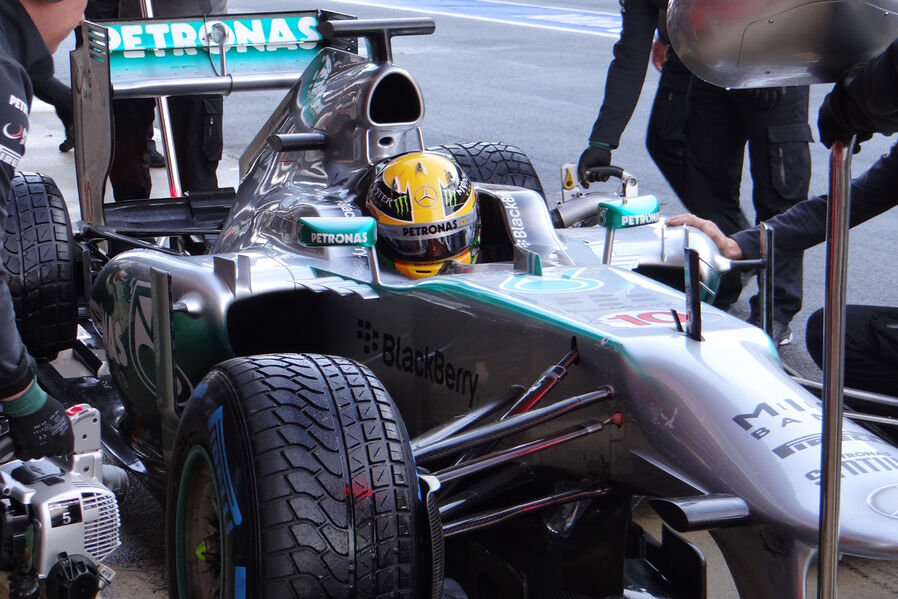 [Imagen: Lewis-Hamilton-Mercedes-Formel-1-Test-Ba...664382.jpg]