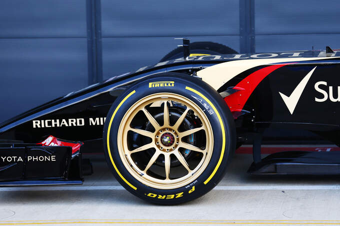 Lotus-Pirelli-18-Zoll-F1-Test-Silverstone-2014-fotoshowImage-1035e00e-792847.jpg