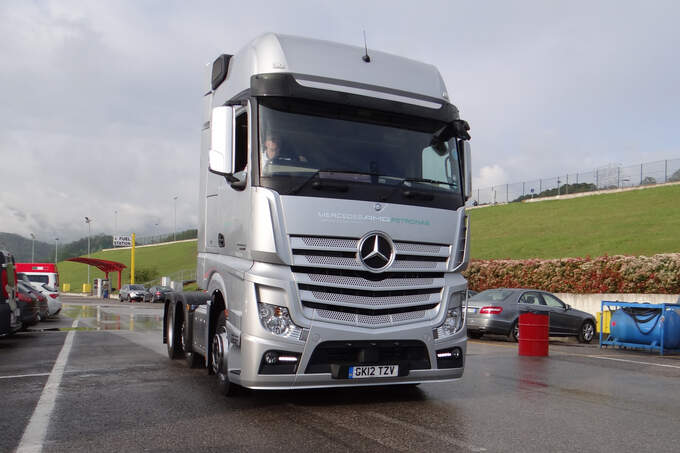 Mercedes-Truck-Formel-1-Test-Mugello-1-Mai-2012-13-fotoshowImage-e4aca831-590980.jpg