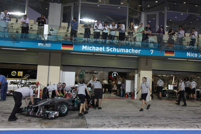 Michael-Schumacher-GP-Abu-Dhabi-Qualifying-12-11-2011-fotoshowImage-9b23af9f-551973.jpg