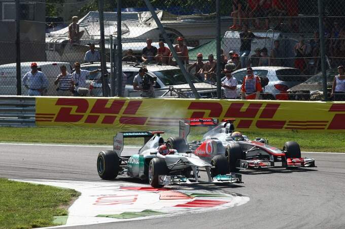 Schumacher-vs-Hamilton-GP-Italien-Monza-2011-fotoshowImage-eb48f5e6-532582.jpg