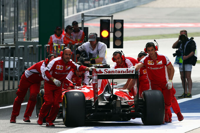 Sebastian-Vettel-Ferrari-Formel-1-GP-China-Shanghai-10-April-2015-fotoshowImage-488a689e-856426.jpg