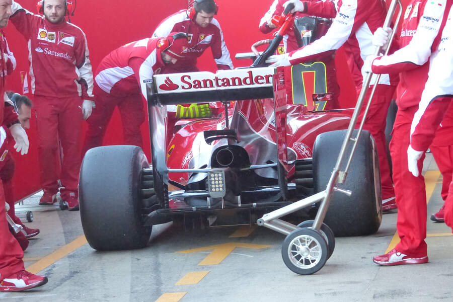 Sebastian-Vettel-Ferrari-Formel-1-Test-Barcelona-22-Februar-2015-fotoshowBigImage-7357ab74-845516.jpg