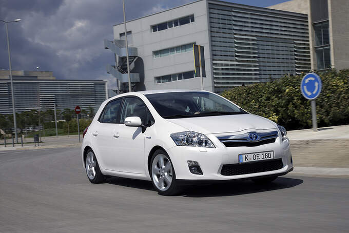 toyota auris hybrid vs yaris hybrid #3