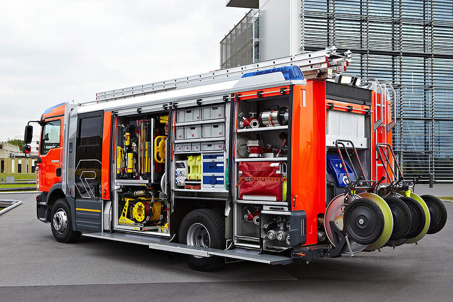 Zetros special fire-fighting vehicle with tank: Heavyweight vs. forest ...